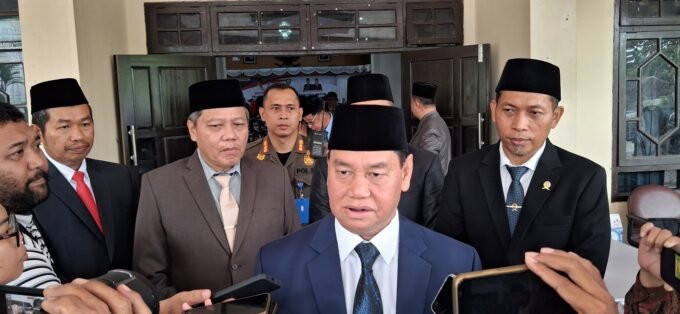DIWAWANCARAI: Bupati Kotim, H Halikinnor saat diwawancarai awak media, belum lama ini.
