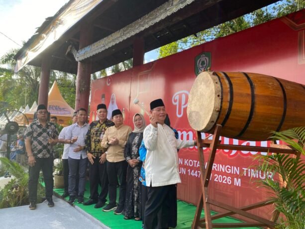 Kotim Bupati Kotim, H Halikinnor saat memukul bedug pada pembukaan pasar Ramadan, Kamis (19/2).