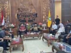 AUDIENSI: Bupati Kabupaten Kotim, H Halikinnor didampingi Ketua DPRD Kotim Rimbun dan sejumlah kepala OPD saat audiensi dengan jajaran Lion Air Group, Kamis, (29/1).