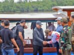 Bupati Kotim, Halikinnor meluncurkan kelotok susur sungai Pulau Hanibung di Kecamatan Kota Besi, Minggu (8/2).