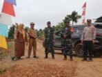 Wakil Bupati Kotim, Irawati bersama Dandim 1015/Sampit Letkol Inf Dwi Candra Setyawan dan Kapolres Kotim AKBP Resky Maulana Zulkarnain dan pejabat lain saat meninjau lokasi TMMD di Kecamatan Telaga Antang, Selasa (10/2).