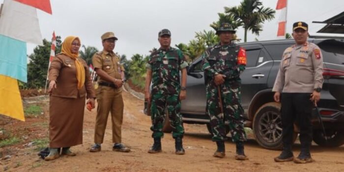 Wakil Bupati Kotim, Irawati bersama Dandim 1015/Sampit Letkol Inf Dwi Candra Setyawan dan Kapolres Kotim AKBP Resky Maulana Zulkarnain dan pejabat lain saat meninjau lokasi TMMD di Kecamatan Telaga Antang, Selasa (10/2).