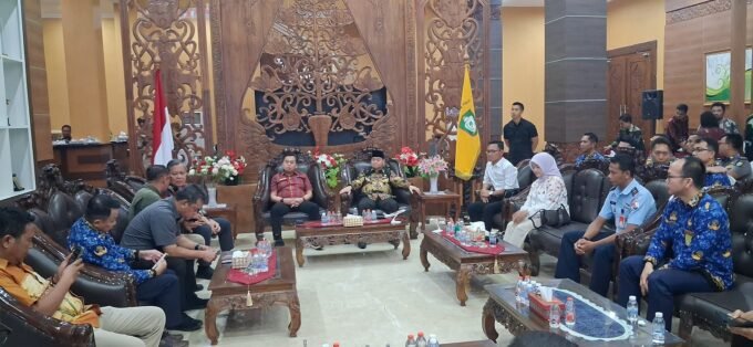 AUDIENSI: Bupati Kabupaten Kotim, H Halikinnor didampingi Ketua DPRD Kotim Rimbun dan sejumlah kepala OPD saat audiensi dengan jajaran Lion Air Group, Kamis, (29/1).