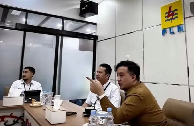Bupati Lamandau Rizky Aditya Putra, saat mengunjungi PLN dan berkoordinasi percepatan penyelesaian aliran listrik di sejumlah desa wilayah Kabupaten Lamandau, belum lama ini.