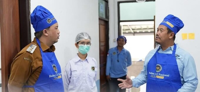 Lamandau Bupati Lamandau Rizky Aditya Putra, didampingi Kapolres Lamandau AKBP Joko Handono, saat meresmikan SPPG Kemala Presisi, Selasa (10/2).