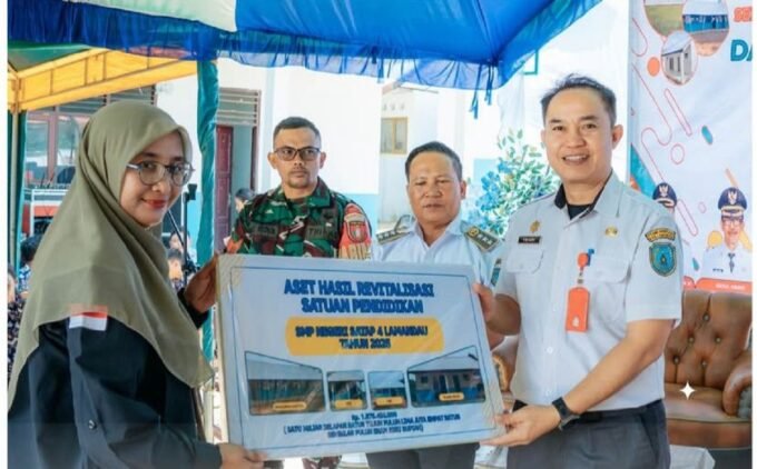 Asisten Pemerintahan dan Kesra, Triadi E.J, di sela-sela kegiatannya saat menghadiri Serah Terima Hasil Revitalisasi Tingkat SMP Tahun 2025, di SMP Negeri Satu Atap 4 Lamandau, belum lama ini.