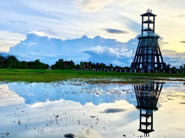 TAMAN KOTA: Suasana alun-alun kota Nanga Bulik sore hari, belum lama ini.