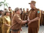 Lamandau Bupati Lamandau Rizky Aditya Putra, menyapa para ASN lingkup Pemkab Lamandau usai memimpin apel pagi, belum lama ini.