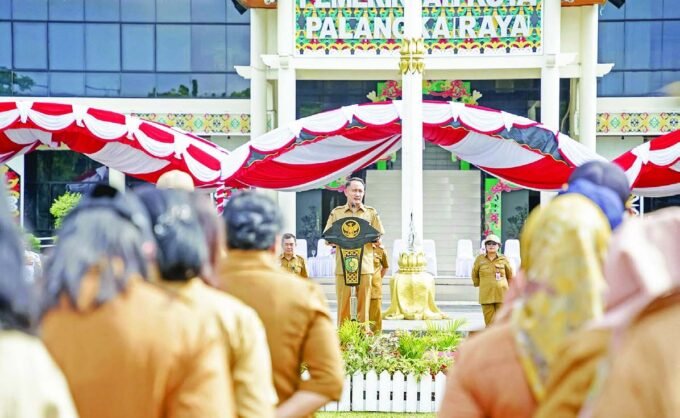 MENJELASKAN: Wali Kota Palangka Raya, Fairid Naparin menyampaikan arahan kepada seluruh jajaran ASN Kota Palangka Raya, di Kantor Wali Kota.