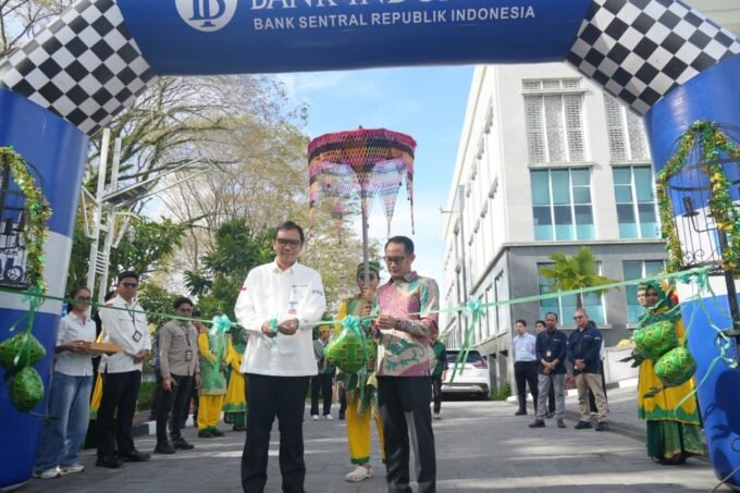 Wali Kota Palangka Raya, Fairid Naparin bersama Kepala Perwakilan BI Provinsi Kalteng, Yuliansah Andrias menggunting pita secara simbolis tanda dibukanya Serambi dan GPM, di Kantor Perwakilan Bank Indonesia (BI) Provinsi Kalteng, Kamis (19/2).