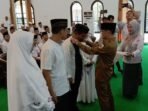PALANGKA RAYA Wali Kota Palangka Raya, Fairid Naparin mengalungkan tanda peserta manasik haji, di aula Arafah Kementerian Haji dan Umrah, Senin (23/2).