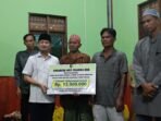 Wali Kota Palangka Raya, Fairid Naparin hadir di tengah korban kebakaran sekaligus menyerahkan bantuan secara simbolis di Posko Kebakaran Yayasan Mutiara Hati, Selasa (24/2).