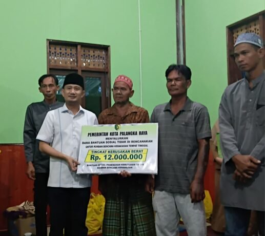 PALANGKA RAYA Wali Kota Palangka Raya, Fairid Naparin hadir di tengah korban kebakaran sekaligus menyerahkan bantuan secara simbolis di Posko Kebakaran Yayasan Mutiara Hati, Selasa (24/2).