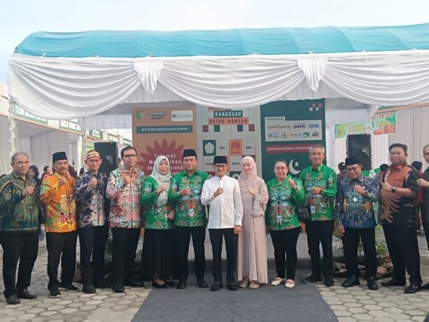 Wali Kota Palangka Raya, Fairid Naparin meresmikan pembukaan Pasar Ramadan di Pasar Mini Datah Manuah, pekan lalu.