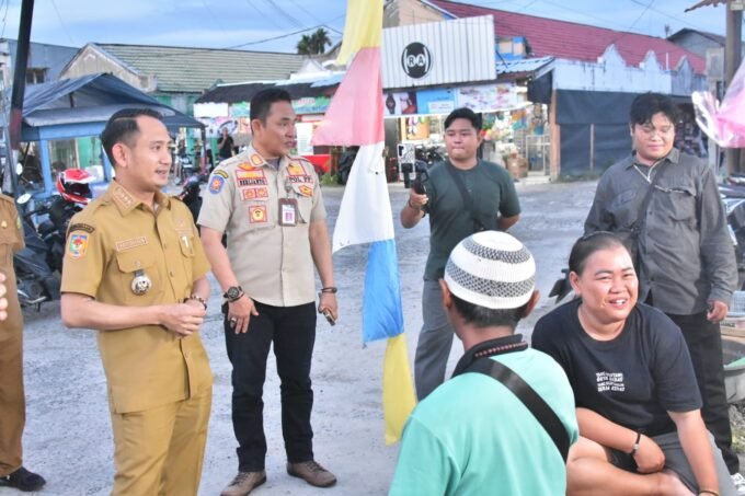 BERDIALOG: Wali Kota Palangka Raya, Fairid Naparin berbincang dengan pedagang di Pasar Rajawali, belum lama ini.