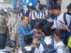 Segenap pelajar SMPN 17 Palangka menyambut hangat kedatangan Wali Kota Palangka Raya, Fairid Naparin, baru-baru ini.