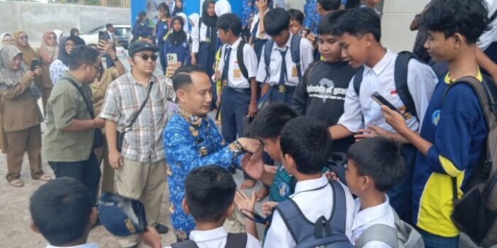 Segenap pelajar SMPN 17 Palangka menyambut hangat kedatangan Wali Kota Palangka Raya, Fairid Naparin, baru-baru ini.