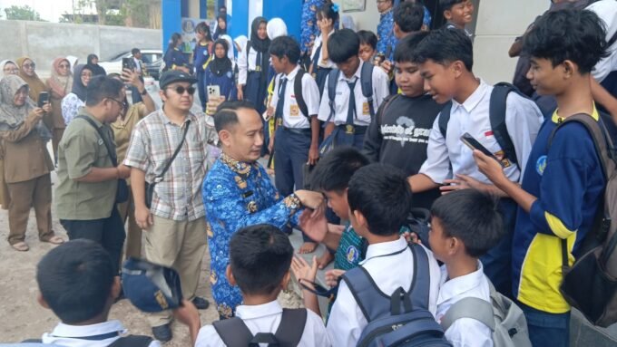 Segenap pelajar SMPN 17 Palangka menyambut hangat kedatangan Wali Kota Palangka Raya, Fairid Naparin, baru-baru ini.