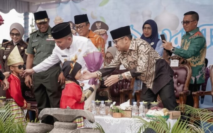 PALANGKA RAYA Wali Kota Palangka Raya, Fairid Naparin memberikan salam kepada peserta Pawai Tahrib Ramadan di Bundaran Besar, Kamis (12/2).
