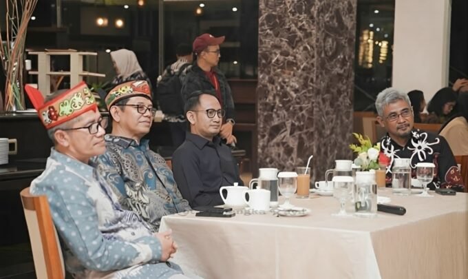 PALANGKA RAYA Wali Kota Palangka Raya, Fairid Naparin (tengah) ikuti Rapat Tahunan (RATA) XLIV Rektor Perguruan Tinggi Negeri Anggota BKS-PTN Barat Tahun 2025 di Bahalap Hotel, Sabtu (14/2).