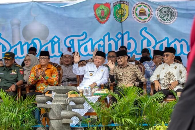 Wali Kota Palangka Raya, Fairid Naparin menyaksikan Pawai Tarhib sambut bulan Ramadan, di Bundaran Besar, Kamis (12/2).