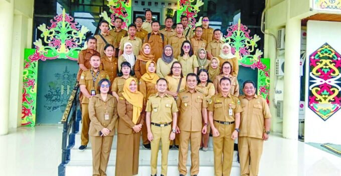 SEMANGAT: Wali Kota Palangka Raya, Fairid Naparin bersama jajaran Pemko Palangka Raya selalau siap menjalankan roda pemerintahan.