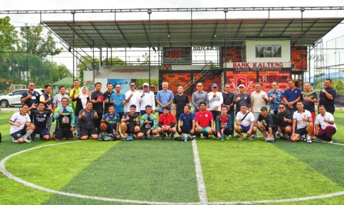 PALANGKARAYA SEMANGAT: Wali Kota Palangka Raya, Fairid Naparin ajak seluruh ASN menjaga kebugaran tubuh, di Lapangan Mini Soccer, Jalan Cempaka, Minggu (15/2).