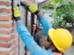 Ilustrasi petugas PLN ketika memastikan instalasi listrik prabayar pelanggan berjalan dengan baik. Layanan prabayar memberi kemudahan bagi masyarakat untuk mengatur pemakaian listrik sejak awal sesuai kebutuhan.