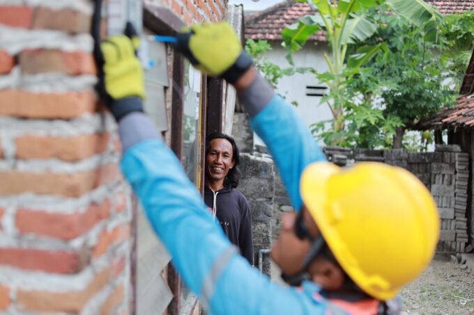 Ilustrasi petugas PLN ketika memastikan instalasi listrik prabayar pelanggan berjalan dengan baik. Layanan prabayar memberi kemudahan bagi masyarakat untuk mengatur pemakaian listrik sejak awal sesuai kebutuhan.