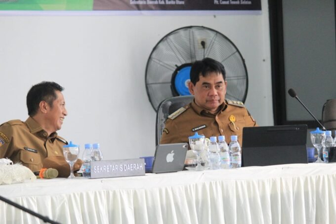 Bupati Shalahuddin saat pelaksanaan Musrenbang Kecamatan Teweh Selatan di aula serba guna kecamatan setempat, Senin (9/2).