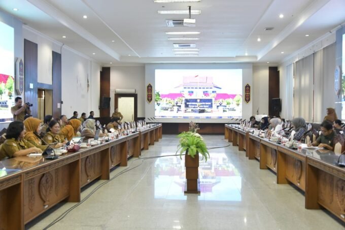 Tim Panitia Khusus (Pansus) Raperda Penyelenggaraan Penanaman Modal dan Pelayanan Terpadu Satu Pintu (PTSP) dengan Pemprov Kalteng di ruang rapat gabungan, Selasa (10/2).
