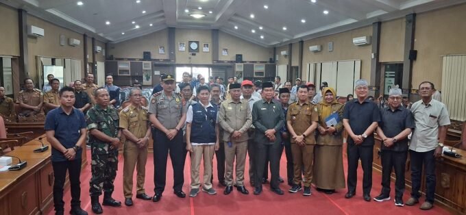 Ketua Komisi II DPRD Kotim, Akhyannoor bersama Anggotanya dan instansi terkait serta perwakilan kelompok tani usai RDP di ruang rapat utama, Senin (9/2).
