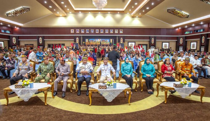 SOLID: Gubernur Kalteng H. Agustiar Sabran bersama unsur forkopimda di sela giat peluncuran Program Kartu Huma Betang Sejahtera (KHBS) di Aula Jayang Tingang, Jumat (20/2).
