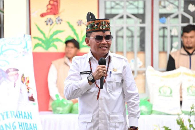 BERI SARAHAN: Gubernur Kalteng H. Agustiar Sabran saat melakukan kunjungan ke Kabupaten Katingan beberapa waktu lalu.