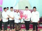 kapuas Wabup Kapuas Dodo menyerahkan bantuan hibah uang dari Pemerintah Kabupaten Kapuas saat Safari Ramadhan 1447 Hijriah di Langgar Baitul Jannah, Desa Dandang, Kecamatan Pasak Talawang, Selasa (24/2).