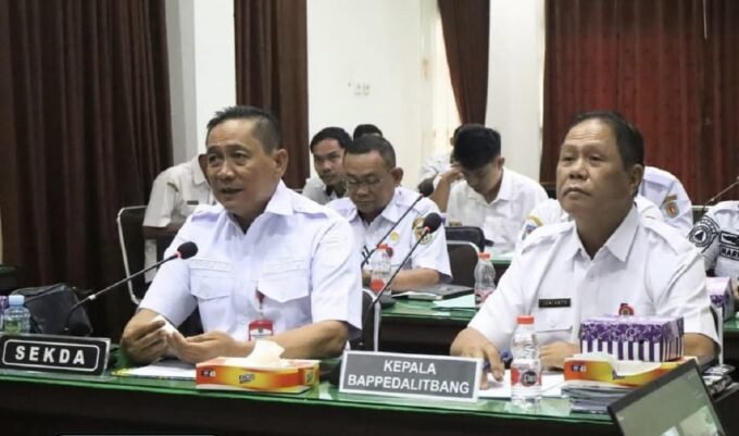 MUSRENBANG: Sekda Katingan Christian Rain didampingi Kepala Perangkat Daerah ketika melaksanakan kegiatan Musrenbang di Kecamatan Katingan Tengah melalui platform Zoom Meeting, Rabu (4/2)