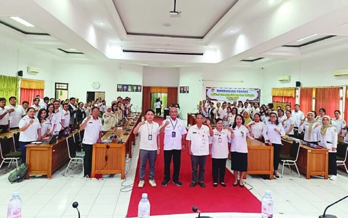 katingan Asisten I Setda Katingan Kalpin didampingi Kepala Bagian Hukum Setda Katingan Yoelianson Cahyadi, usai pembukaan kegiatan penggunaan aplikasi e-regulasi di aula Bappedalitbang Kabupaten Katingan, Rabu (25/2).