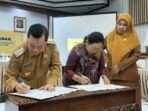 Bupati Kotim, H Halikinnor saat melakukan penandatanganan nota kesepahaman dan perjanjian kerja sama antara Pemkab Kotim dengan Solidaridad yang digelar di aula Anggrek Tewu Kantor Sekda Kotim, Senin (9/2).