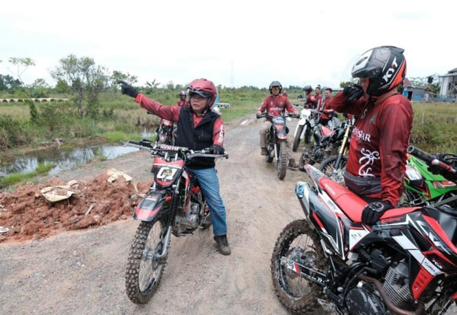 Bupati Kapuas H Muhammad Wiyatno melakukan peninjauan jalan baru di Kecamatan Selat dan Kapuas Hilir.
