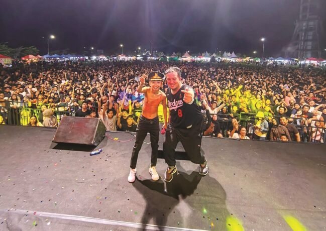 Bupati Lamandau Rizky Aditya Putra bersama bintang tamu Dj omo kucrut saat menghadiri panggung hiburan Bazar UMKM Lamandau 2026, di kawasan Alun-alun Kota Nanga Bulik, belum lama ini.