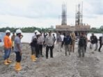 Bupati Barito Utara H. Shalahuddin meninjau progres pembangunan Jembatan Sikan–Tumpung Laung, Selasa (13/1).