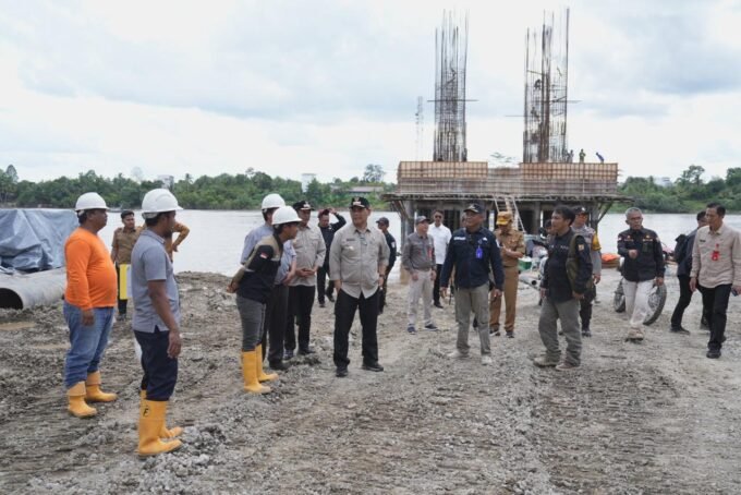 Bupati Barito Utara H. Shalahuddin meninjau progres pembangunan Jembatan Sikan–Tumpung Laung, Selasa (13/1).