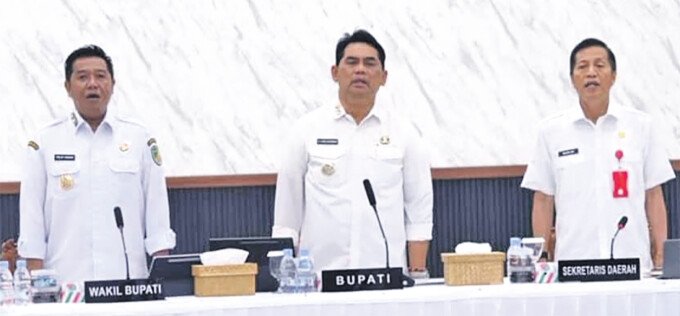 14a Bupati Shalahuddin (tengah), Wakil Bupati Felix (kiri), dan Sekda Muhlis (kanan) pada Rapat Koordinasi Evaluasi 100 Hari Kerja Bupati dan Wakil Bupati di Gedung Balai Antang, rabu (11/2).