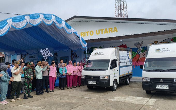 7-f-bawah-1 Sekda Muhlis bersama Kapolres Barito Utara, Singgih Febriyanto saat pelepasan mobil SPPG yayasan Kemala Bhayangkari, Jumat (13/2).