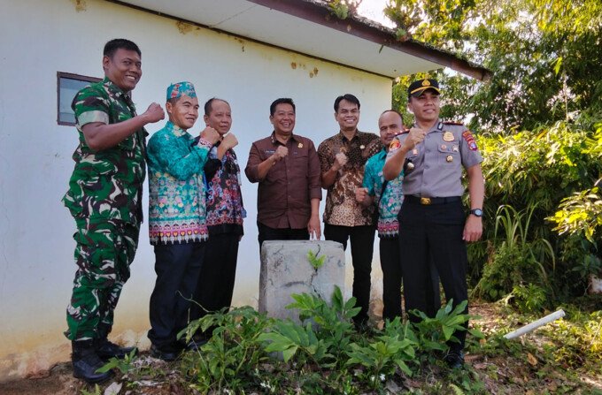 7-f-utama Wakil Bupati Batara, Felix (tengah) bersama Forkopimcam Gunung Purei di tugu perbatasan desa Tambaba pasca Musrembang Kecamatan Gunung Purei, Kamis (5/2).