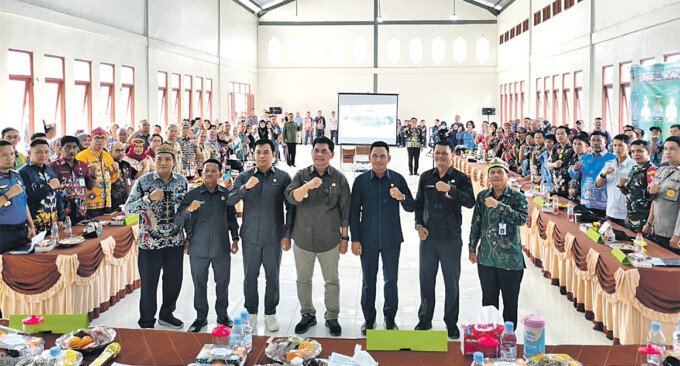 7a Bupati H Shalahuddin ST MT bersama unsur jajaran terkait, saat foto bersama ketika menghadiri Musrenbang Kecamatan Teweh Timur di aula Kecamatan setempat, Kamis (5/2).