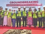 Bupati Barito Utara H Shalahuddin ST MT dan Wakil Bupati Felix Sonadie Y Tingang AMd bersama pihak terkait, ketika melakukan Groundbreaking atau peletakan batu pertama yang digelar di halaman Rumah Jabatan Bupati pada Rabu (18/2). Kegiatan ini menjadi simbol dimulainya transformasi tata ruas jalan di pusat ibu kota kabupaten.