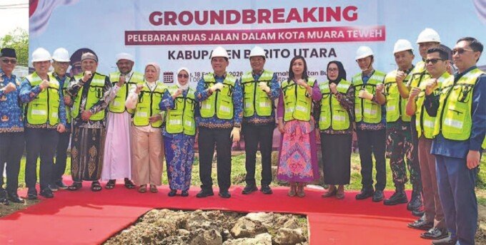 Bupati Barito Utara H Shalahuddin ST MT dan Wakil Bupati Felix Sonadie Y Tingang AMd bersama pihak terkait, ketika melakukan Groundbreaking atau peletakan batu pertama yang digelar di halaman Rumah Jabatan Bupati pada Rabu (18/2). Kegiatan ini menjadi simbol dimulainya transformasi tata ruas jalan di pusat ibu kota kabupaten.