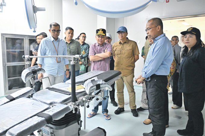 Meninjau fasilitas kesehatan