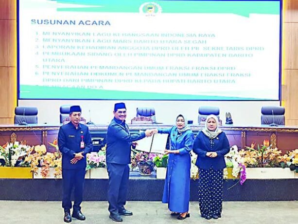 Bupati Batara, Shalahuddin menerima draft pemandangan Umum lima Fraksi DPRD Batara dari Ketua DPRD Batara, Mery Rukaini di ruang rapat DPRD Barito Utara, Senin (2/3).